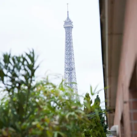 Spacious With View On The Eiffel Tower *